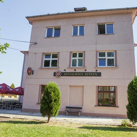 Hotel Pension Berten Strašice Strasice  Exterior foto